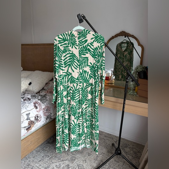H&M Green Leaf Pattern Long Sleeve Dress - Picture 2 of 3